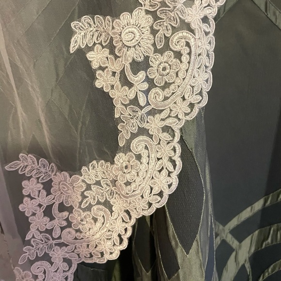 Finger tip length bridal veil. Never worn! - Picture 6 of 11